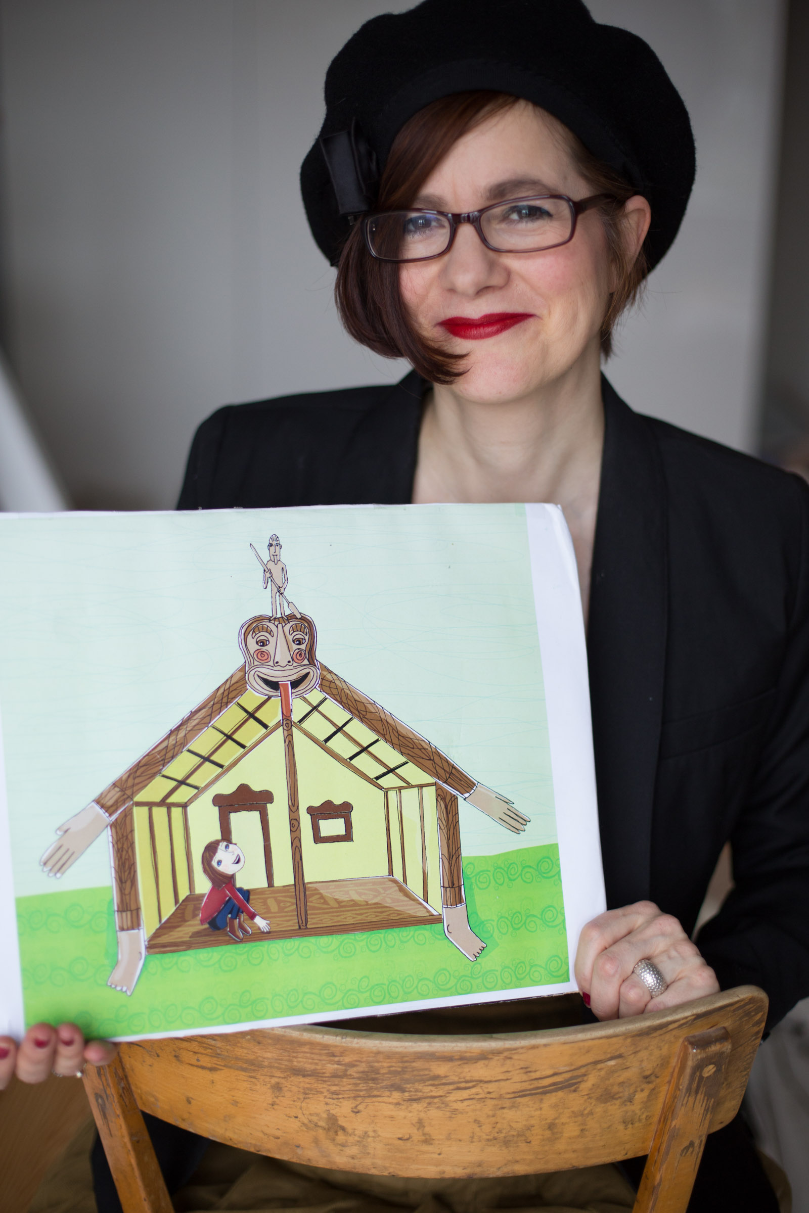 Portrait Isabel Lenuck eine Zeichnung haltend